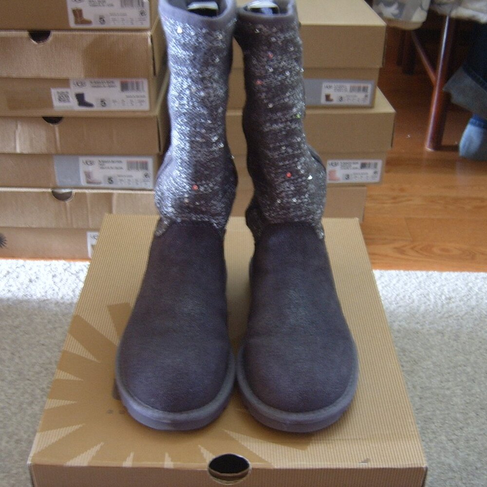 Lightly Used UGG Women Camaya Boots sz 5